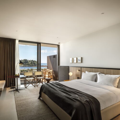 Pokoj s manželskou postelí s výhledem na moře na poschodí