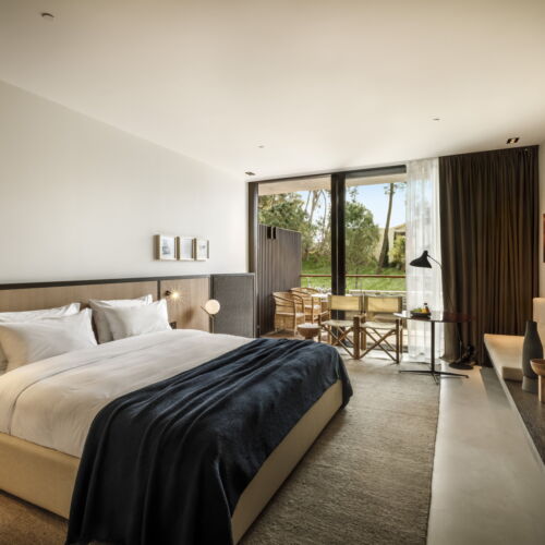 Pokoj s manželskou postelí s výhledem na park na poschodí