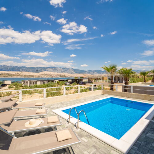 Cabană cu vedere spre munte cu vedere parțială spre mare pentru 4 pers. (se inchirieaza doar integral)