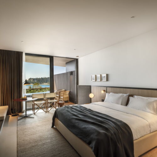 Pokoj s manželskou postelí s výhledem na moře na poschodí