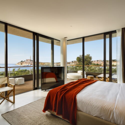 Pokoj s manželskou postelí s výhledem na moře na poschodí