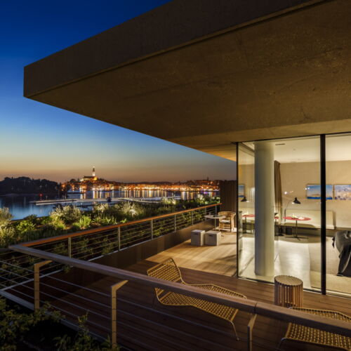 Suita pro 3 os. se 2 ložnicemi s výhledem na moře na poschodí