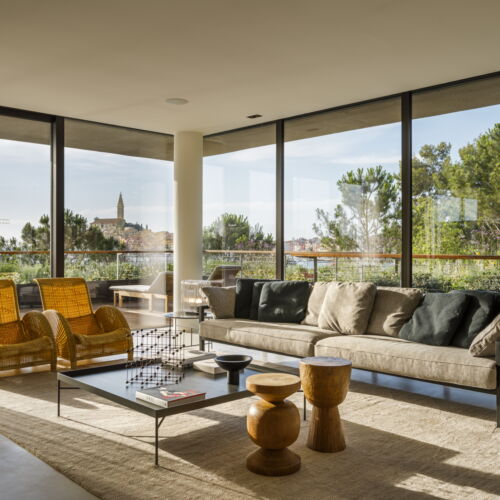 Suita pro 3 os. se 2 ložnicemi s výhledem na moře na poschodí