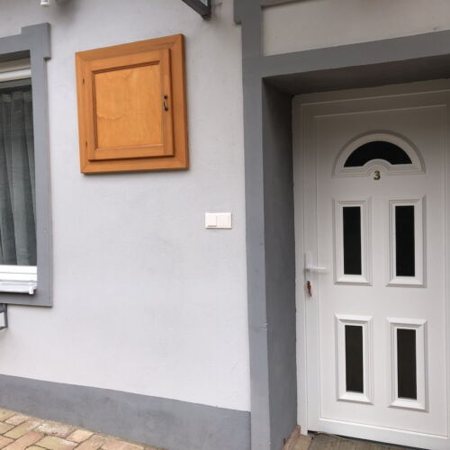 Apartament la parter cu vedere spre curte cu 3 camere pentru 8 pers.