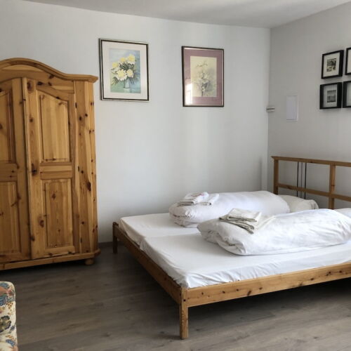 Apartament la parter cu vedere spre curte cu 2 camere pentru 5 pers. (se poate solicita pat suplimentar)