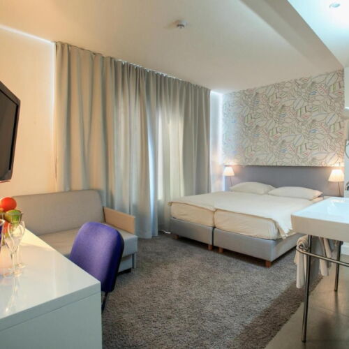 Camera twin standard cu vedere partiala spre mare