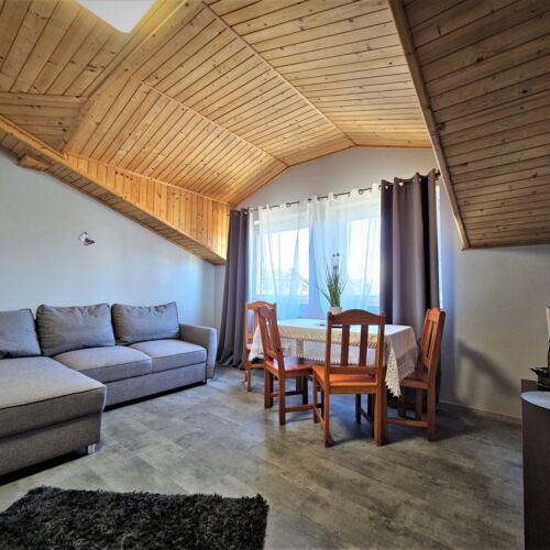 Apartament la etaj cu vedere spre curte cu 2 camere pentru 4 pers.