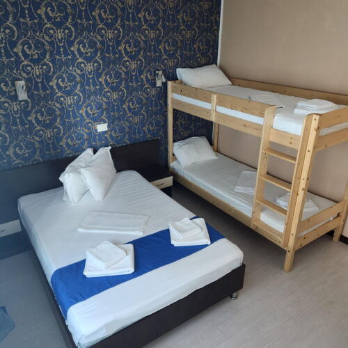 Camera cvadrupla cu balcon