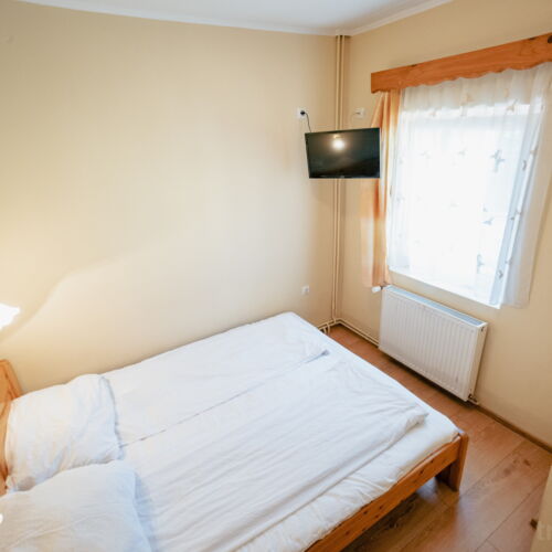 Camera tripla economy cu baie