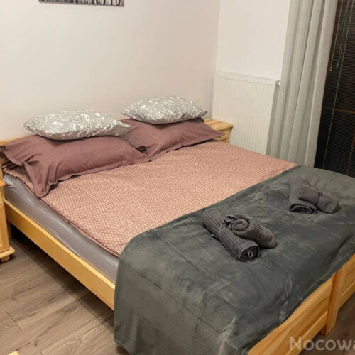 Camera twin cu gradina cu cadita de dus