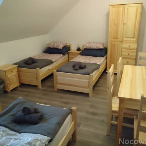 Camera cvadrupla cu gradina cu cadita de dus