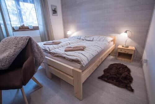 Pokoj se sprchou  s manželskou postelí