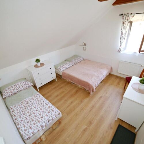 Turistický Pokoj s manželskou postelí na poschodí