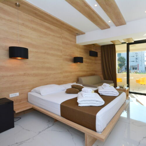 Camera cvadrupla confort cu vedere partiala spre mare