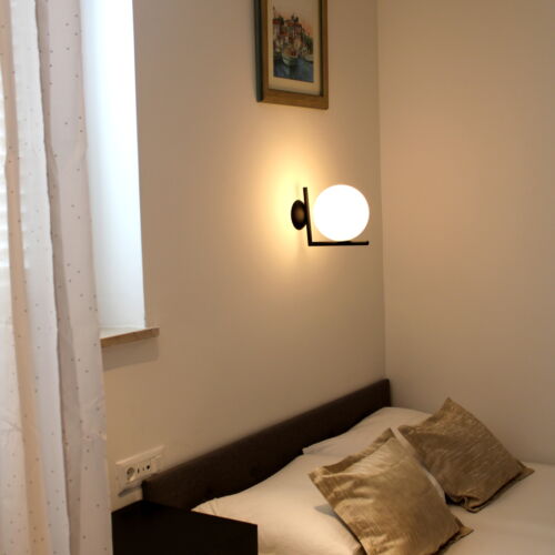 Camera dubla cu aer conditionat cu vedere spre curte