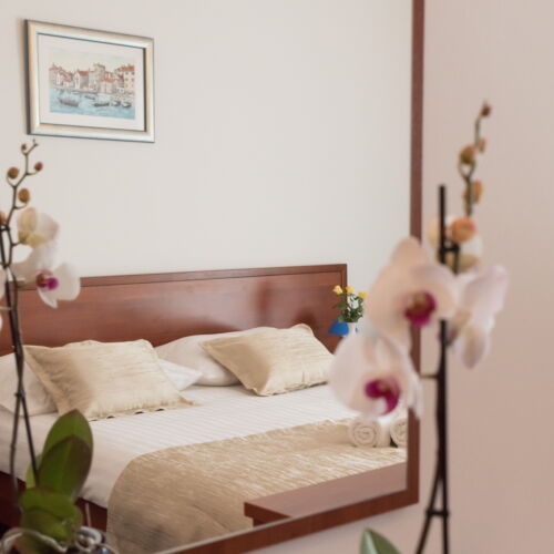 Camera tripla renesance la etaj