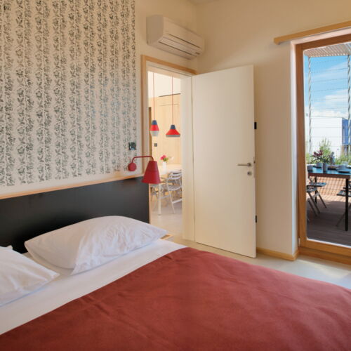 Apartament cu balcon cu vedere partiala spre mare cu 2 camere pentru 4 pers.