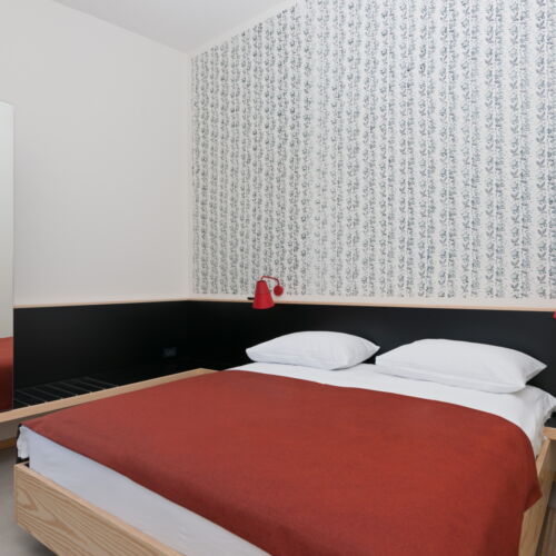 Apartament cu balcon cu vedere partiala spre mare cu 3 camere pentru 6 pers.