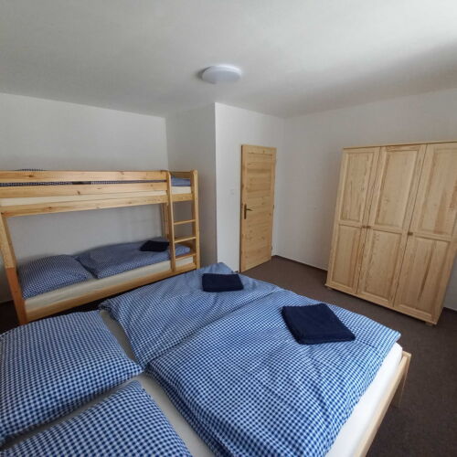 Pokoj se sprchou s vlastní kuchyní pro 8 os. (s možností přistýlky)