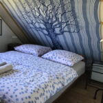 Pokoj s manželskou postelí na poschodí  (s možností přistýlky)