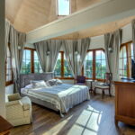 Pokoj s manželskou postelí s výhledem na jezero na poschodí