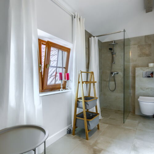 Apartman pro 4 os. se 2 ložnicemi s výhledem do dvora na poschodí