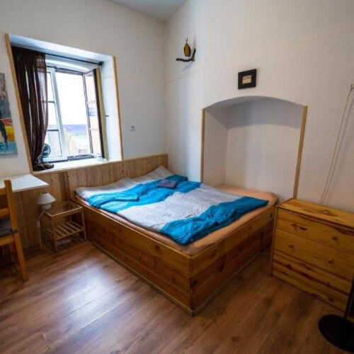 Malý dvoulůžkový pokoj s manželskou postelí