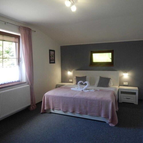 Pokoj se sprchou  s manželskou postelí