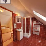 Erdőre néző fürdőszobás háromágyas szoba (pótágyazható)