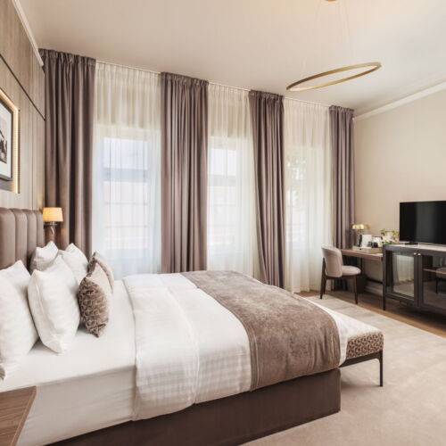 Camera tripla deluxe