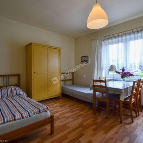 Camera cvadrupla la etaj cu baie