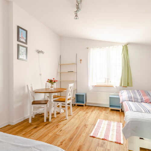 Apartament studio la etaj cu 2 camere pentru 4 pers. (se poate solicita pat suplimentar)