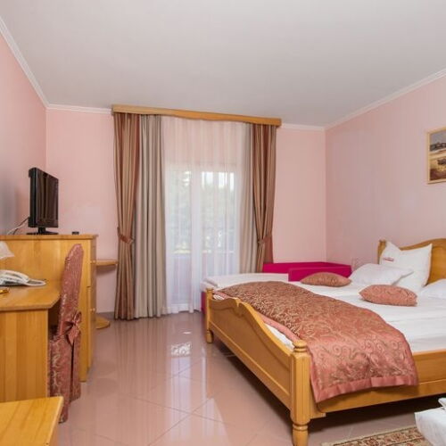 Pokoj s balkónem s manželskou postelí s výhledem na park (s možností přistýlky)