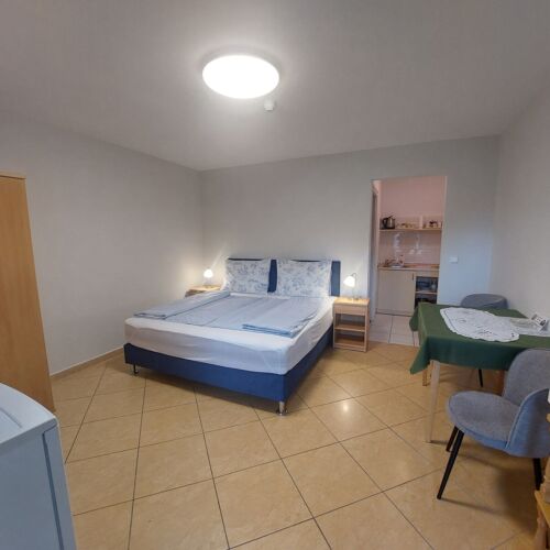 Apartament la parter cu vedere spre grădină cu 1 camera pentru 2 pers. (se poate solicita pat suplimentar)