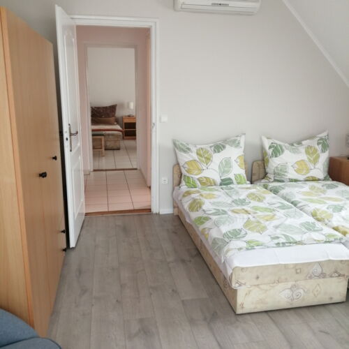 Apartament familial(ă) la etaj cu 2 camere pentru 4 pers. (se poate solicita pat suplimentar)