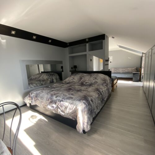 Camera la mansardă cu vedere spre curte pentru 5 pers.