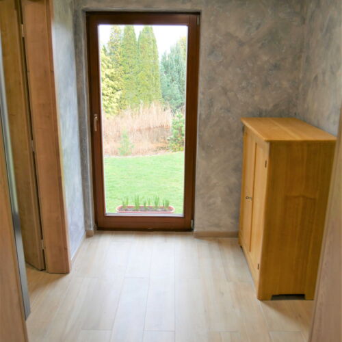 Apartman s privátní koupelnou mimo apartmán pro 6 os. se 2 ložnicemi s výhledem do zahrady