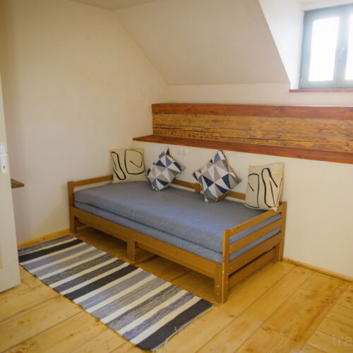 Camera la etaj cu baie pentru 8 pers.