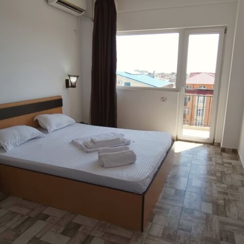 Pokoj s manželskou postelí s výhledem na město na poschodí