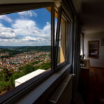 Camera dubla cu vedere spre oraș