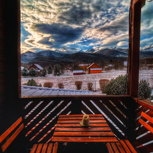 Pokoj s balkónem s manželskou postelí s výhledem na hory