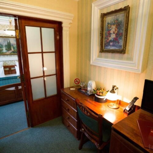 Suita la etaj cu balcon cu 1 camera pentru 2 pers. (se poate solicita pat suplimentar)