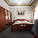 Rezydencja pokój 2-osobowy na piętrze z łazienką z 1 pomieszczeniem sypialnianym (możliwa dostawka)