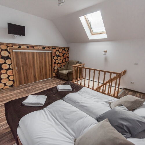 Camera cvadrupla cu chicinetă proprie