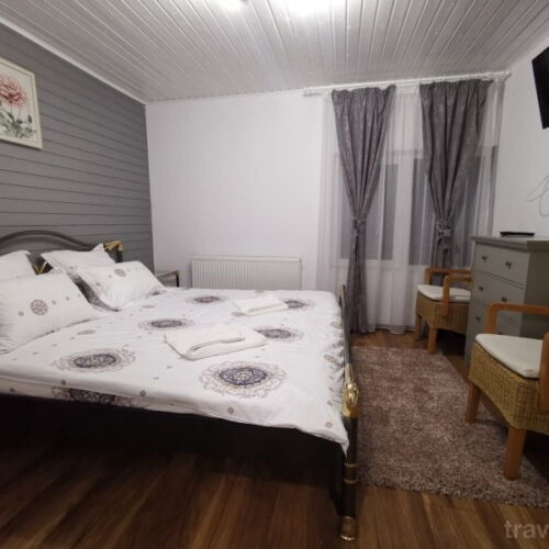 Pokoj pro 6 os. s výhledem na les na poschodí (s možností přistýlky)