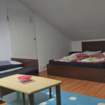 Apartament 3-osobowy na poddaszu Junior z 1 pomieszczeniem sypialnianym (możliwa dostawka)