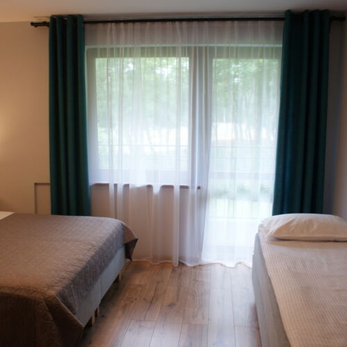 Camera tripla la parter cu vedere spre grădină