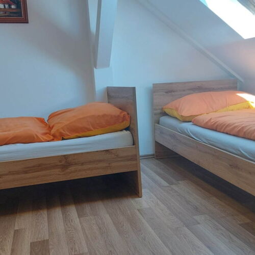 Camera cvadrupla la mansarda cu vedere spre oras