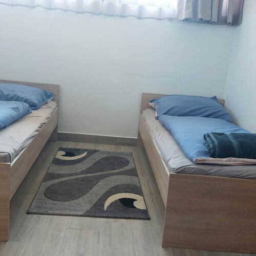 Camera twin la parter cu vedere spre curte