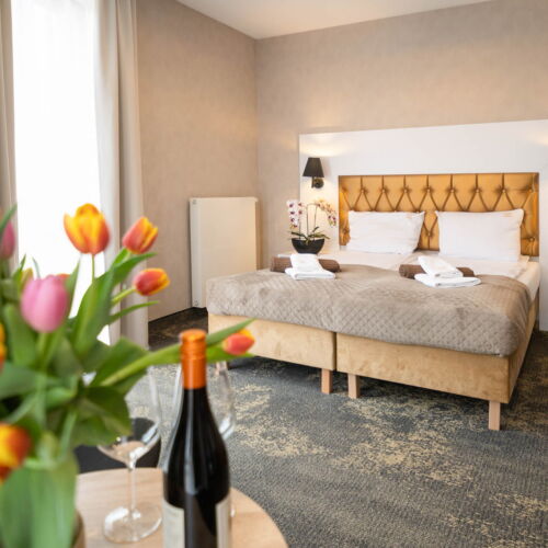 Camera tripla la etaj